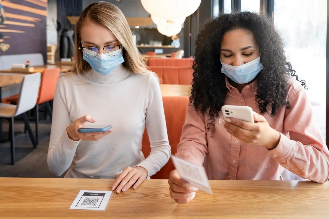 Средний план: друзья сканируют QR-меню в ресторане.